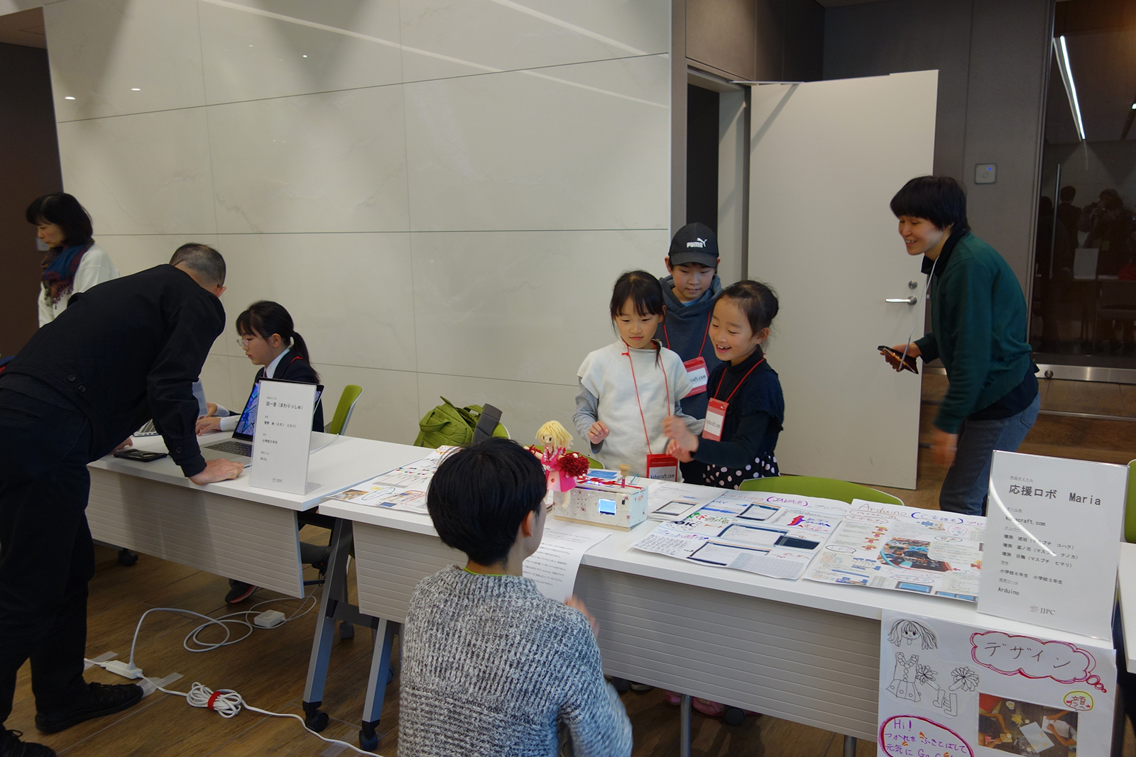 センサーに反応してロボットが応援してくれるだけではなく、レバーで自由に操作することもできる。また、液晶画面やスピーカーも搭載しており、音声やメッセージで応援してくれる機能もある。液晶画面に表示させるフォントデータを作るのが大変だったと話していた