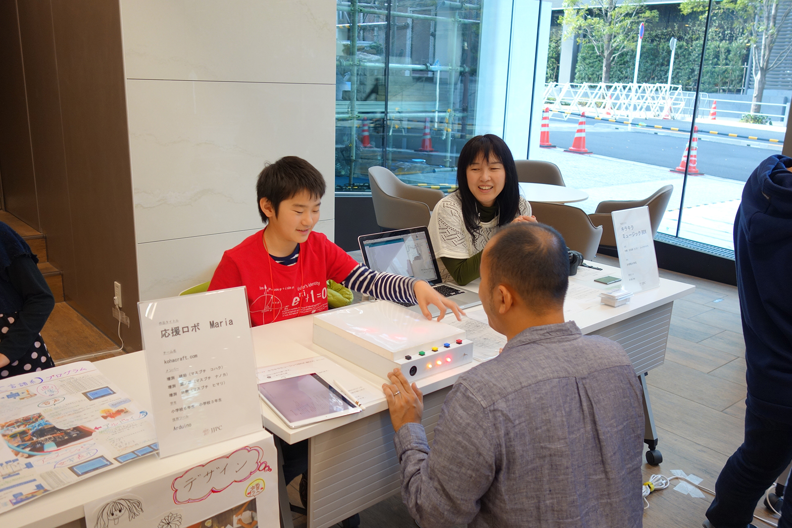 小学4年生のときに「キラキラミュージックBOX」の最初のバージョンを作成、現在は改良を重ねてバージョン4だという。音源にはピアノのIC、発行部分はマトリックスLEDを使い、Arduinoで制御しているとのことだった