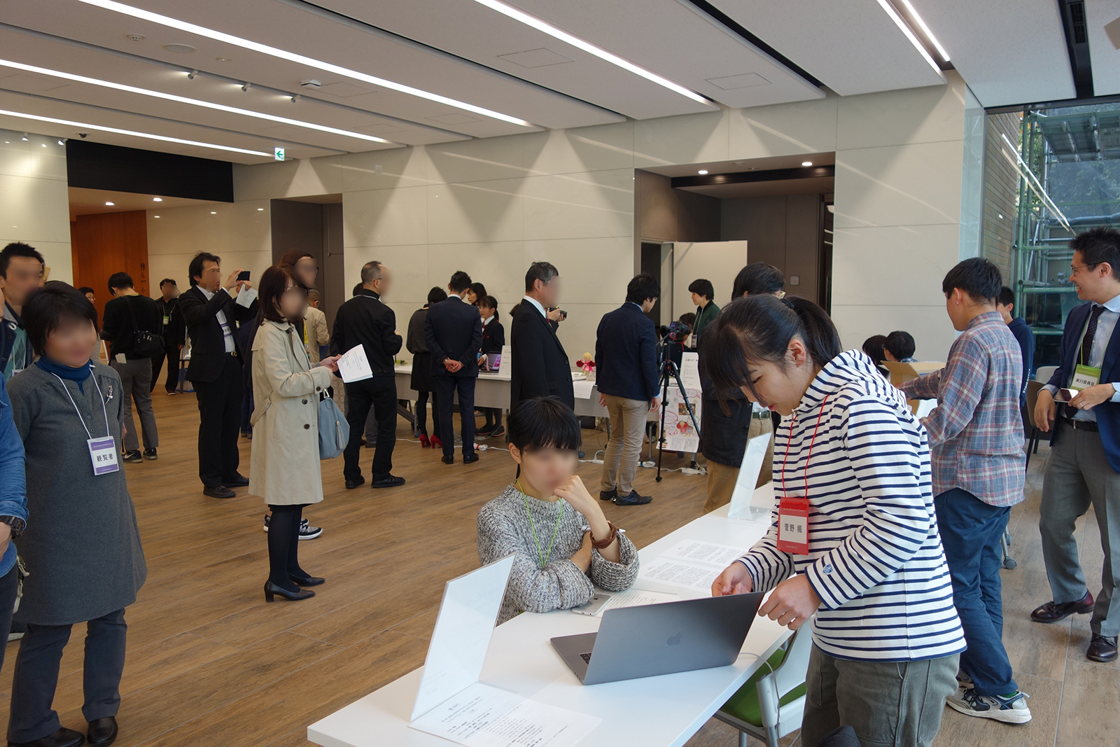 形態素解析について説明をする菅野楓さん。形態素解析とは、日本語などの自然言語のテキストデータから形態素（意味を持つ言葉の最小単位）を抽出して、抽出した品詞などを判別する手法である。narraticaでは、シナリオの形態素解析を行い名詞、動詞、形容詞を抽出、それぞれに感情のスコアを付けて解析を行う