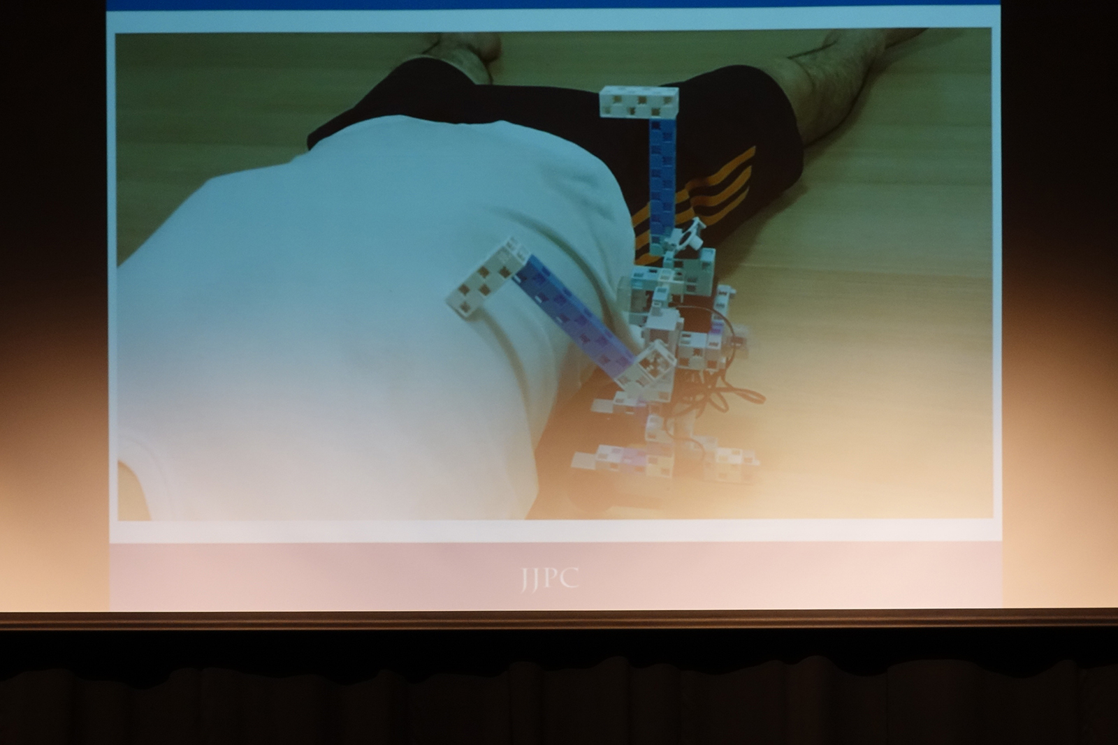 プレゼンテーションを行う崎山盛一さん。なかなか起きないお父さんを起こすために作ったロボット。まさしく「こんなのがあったらいいな」という作品だ