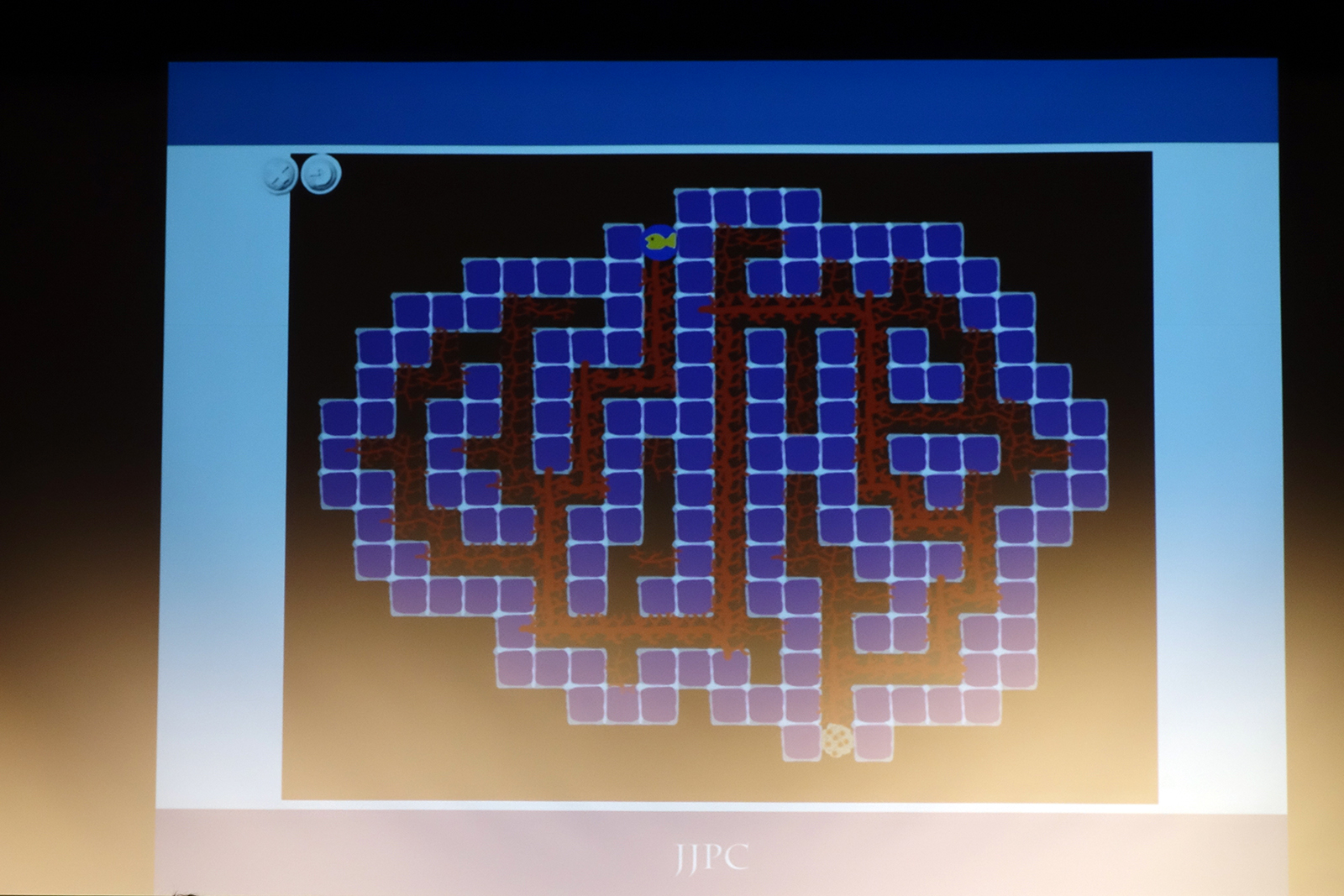 脳内神経ネットワークを模した迷路。すべての経路を探索し、最短の経路のみが解として表示される。プログラムの作成にはViscuitを使い、迷路を解く方法は単細胞生物の粘菌の挙動を参考にしたとのことだ。