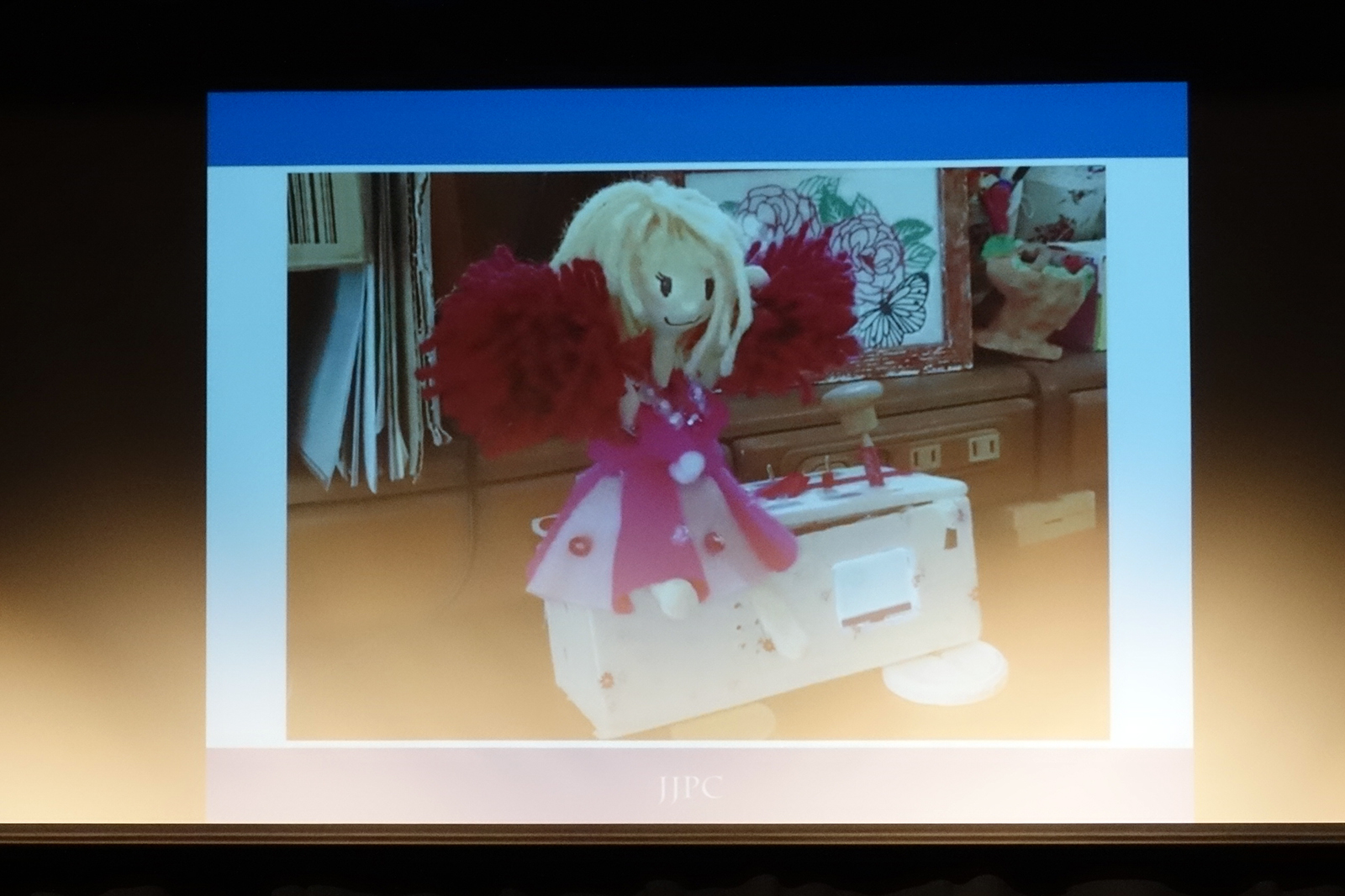 kohacraft.comさんは兄弟3人のチーム。チアガールらしい応援ができるように動作させるのがポイントだったという。センサーのコントロールやサーボモーターなどのハードウェアの制御はArduinoを利用している