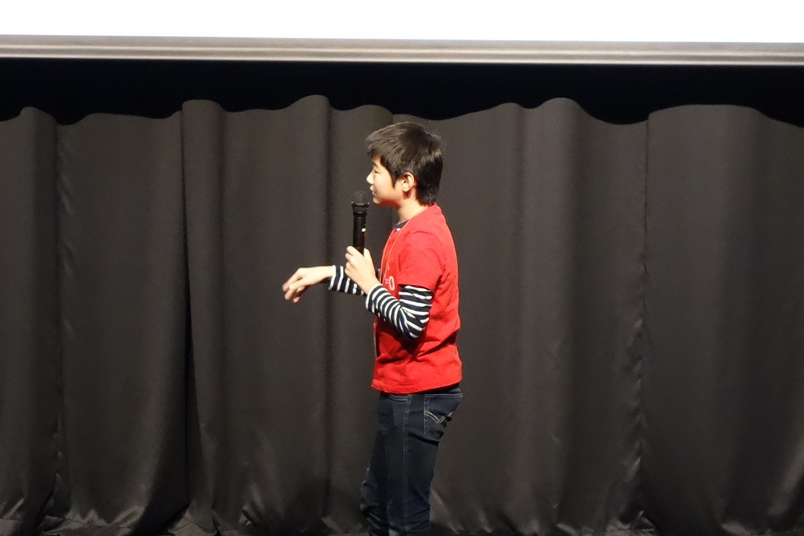 プレゼンテーションをする平野正太郎さん。「色々な人に遊んでもらって、改良できる点があったら、さらに改良したい」、「遊んでもらうよりも、ゲームを作ることや、作るためにはどうしたらいいのかを考えるのが楽しい」と話していた