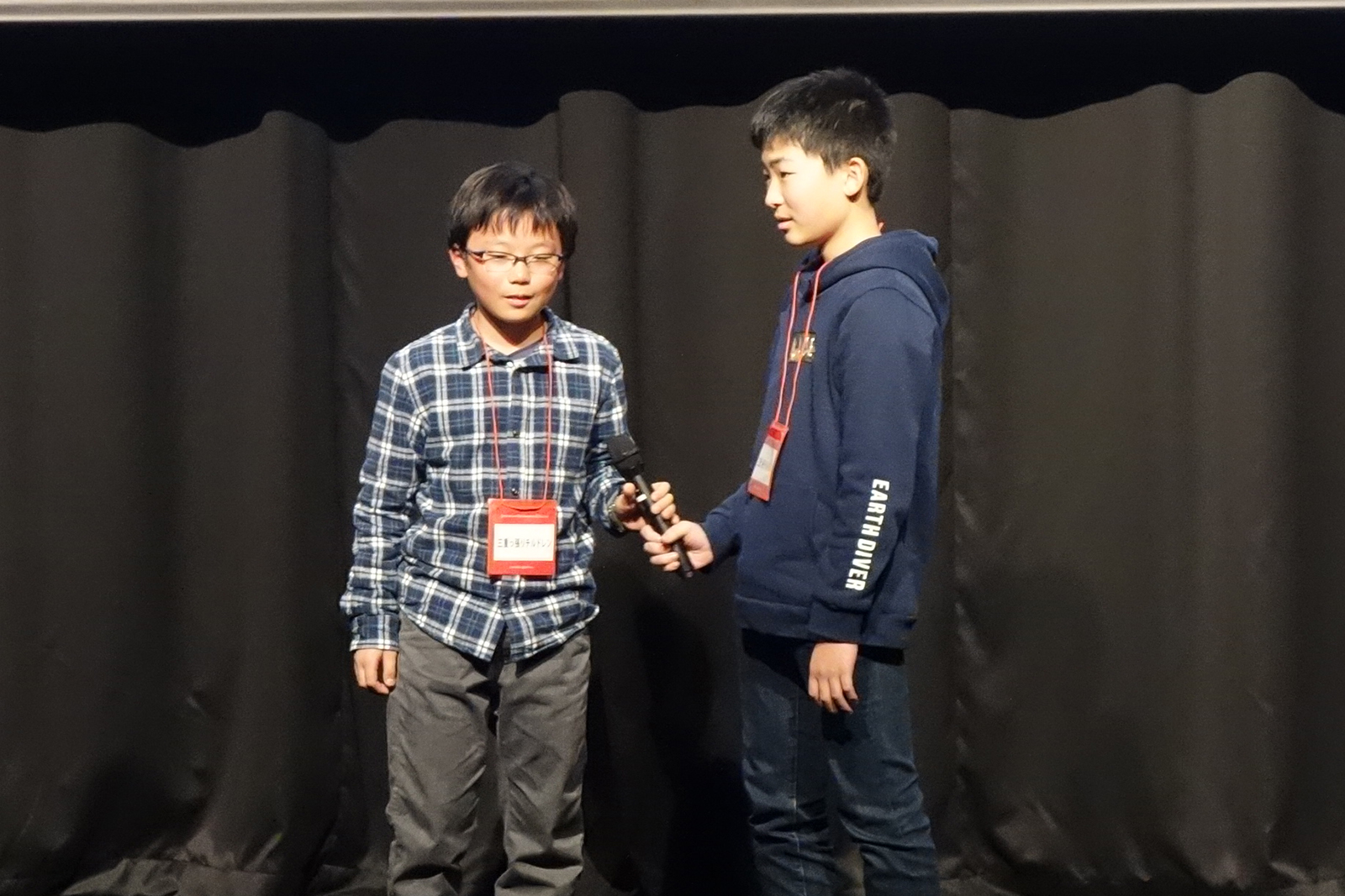 三重っ張りチルドレンさんペア。一人が配線や貯金箱の作成といったハードウェア担当、もう一人がソフトウェアを担当するという完全分業で作ったという。二人とも三重県在住ではあるが、遠距離なためメッセンジャーなどでやりとりをして開発を進めたとのことだった