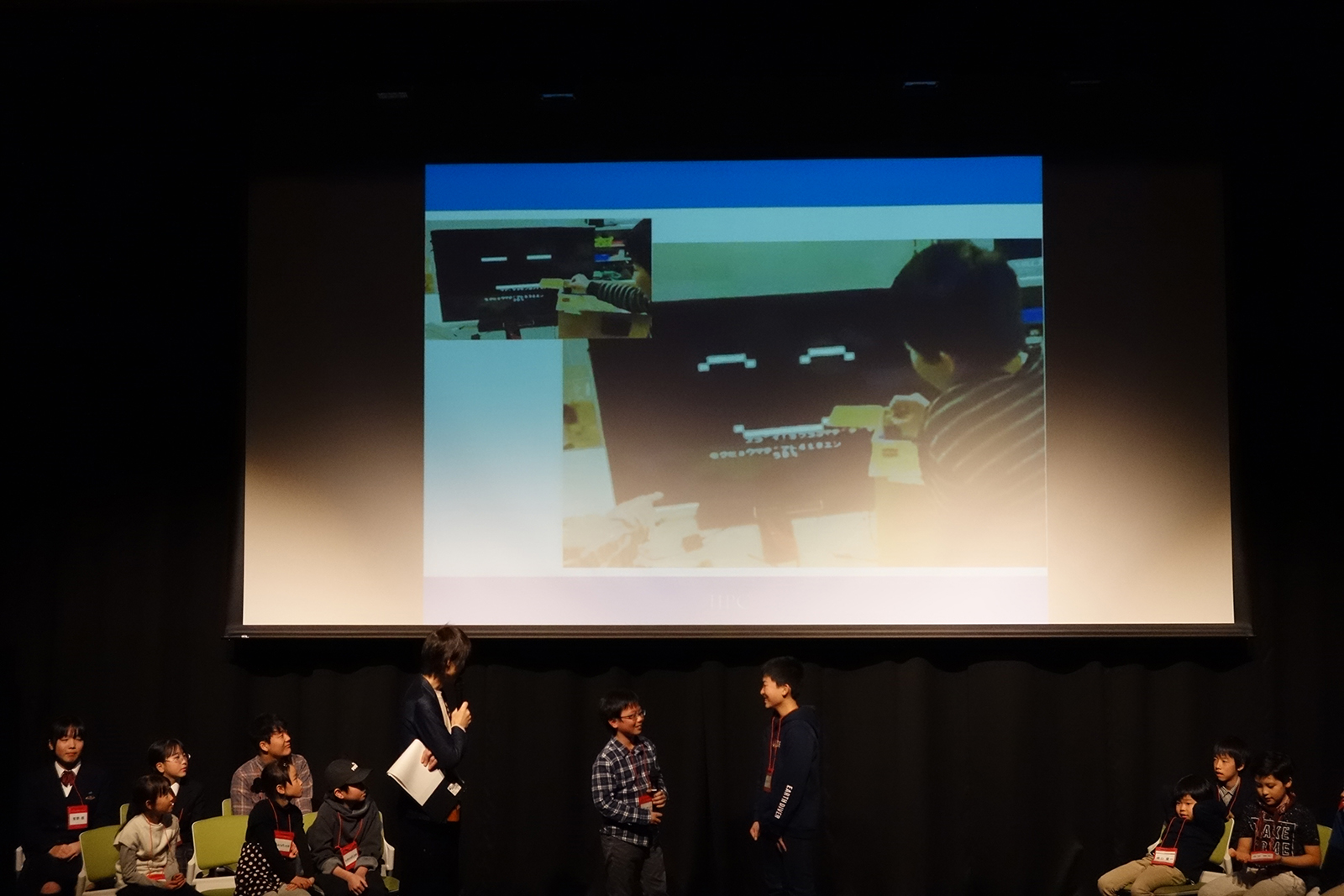 ツンデレ貯金箱をテストする様子。長い時間お金を入れないと貯金箱が怒り、溜まったら褒めるという仕組みが実装されている。使ったハードウェアはIchigoJam、プログラムはBASICで開発したとのことだ