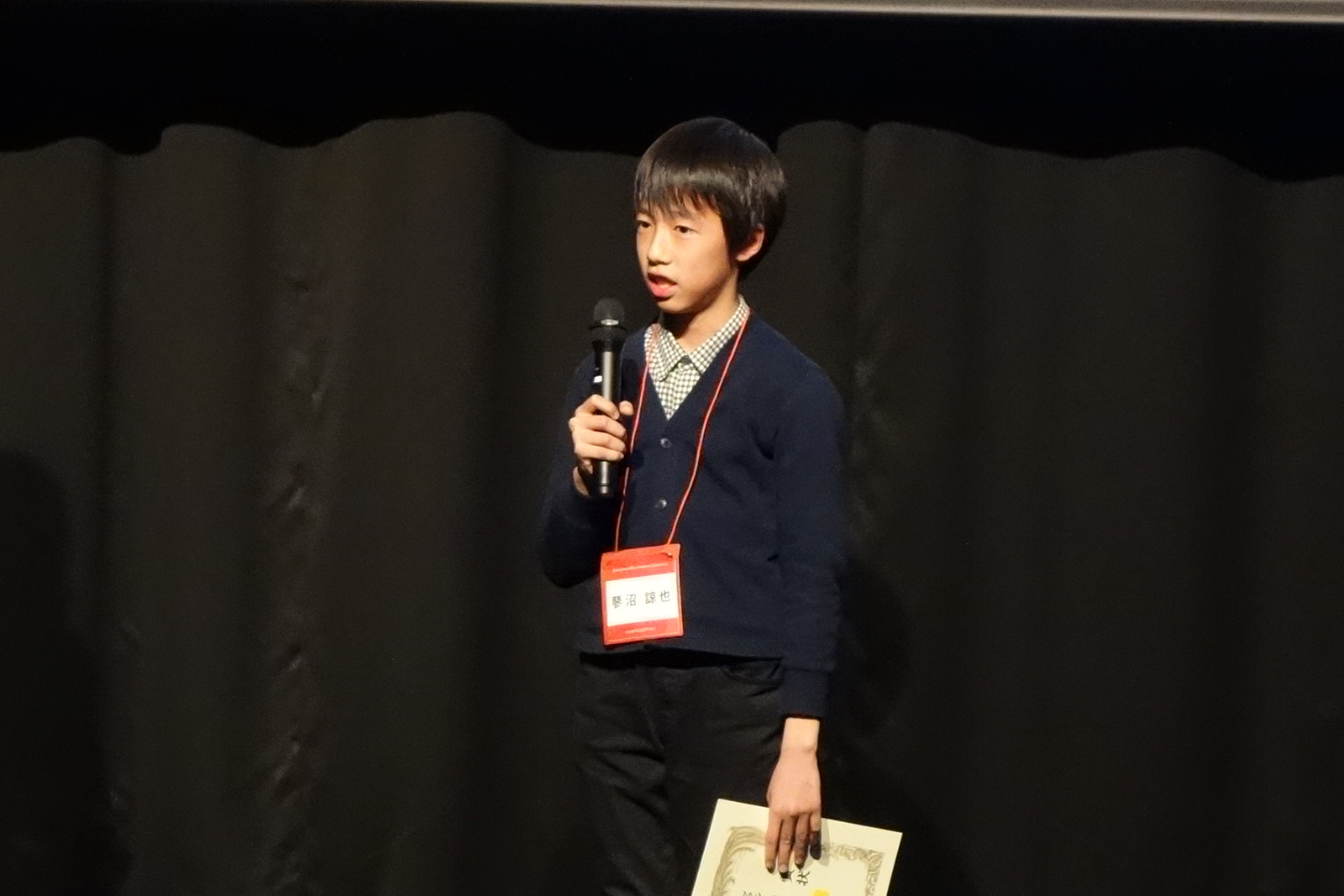 グランプリを受賞した蓼沼諒也さん。「めちゃくちゃ嬉しいです」コンピュータと粘菌はどっちが好きという問いかけに対して「どっちも好き」、「将来はすごい人になりたい」と言って会場を沸かせた