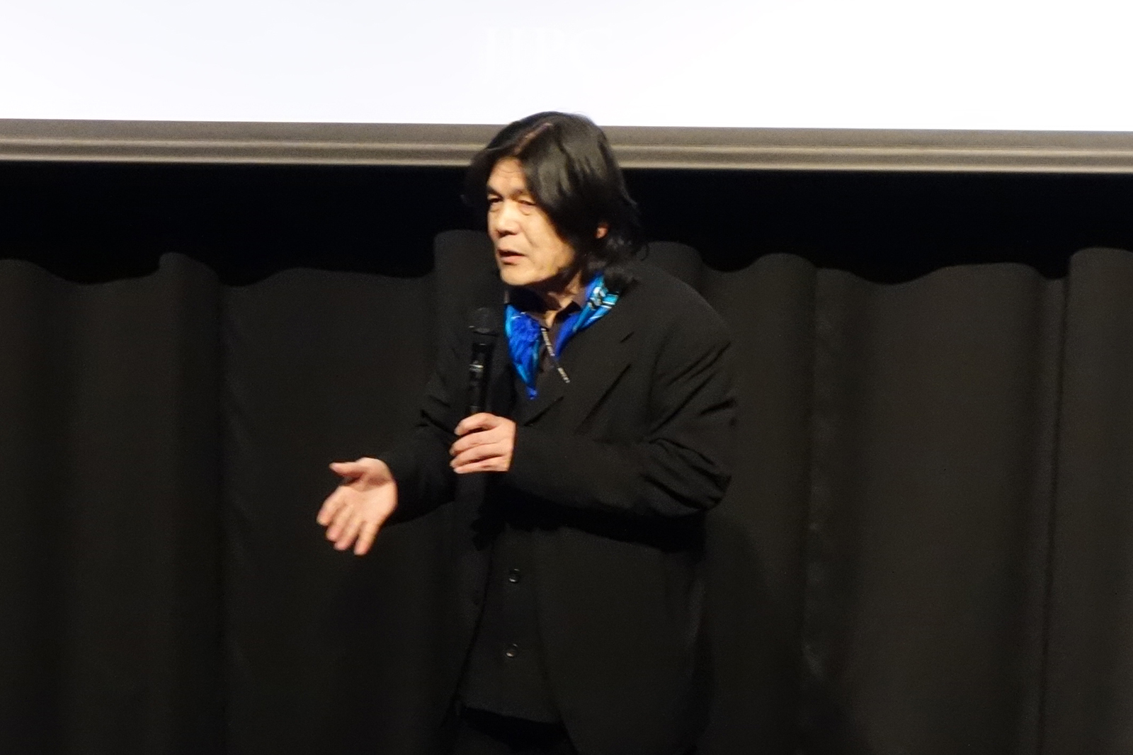 審査委員長の河口洋一郎氏。素晴らしい作品ばかりで、受賞作品を審査するのはとても難しかったと感想を述べた