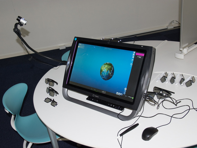 今回の実証実験で生徒たちが使用したPC内蔵型VRシステム「zSpace 300」