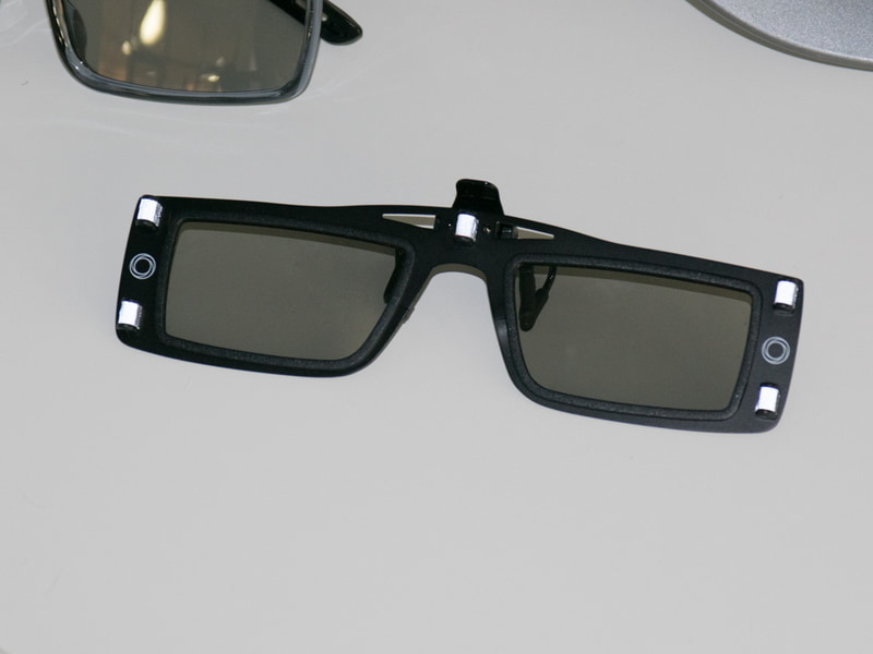 3D偏光グラスで立体視する方式。グラスにはヘッドトラッキング用のマーカーもついています