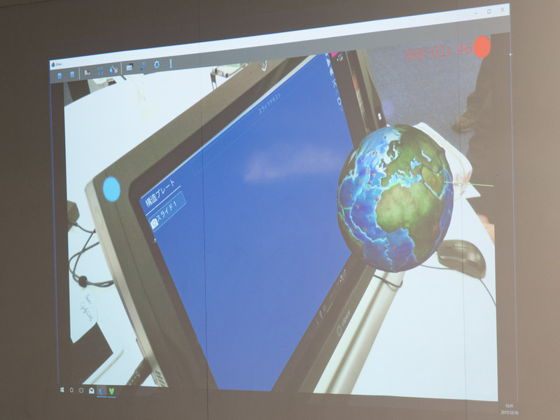 手前に引くことでより近くで観察できる