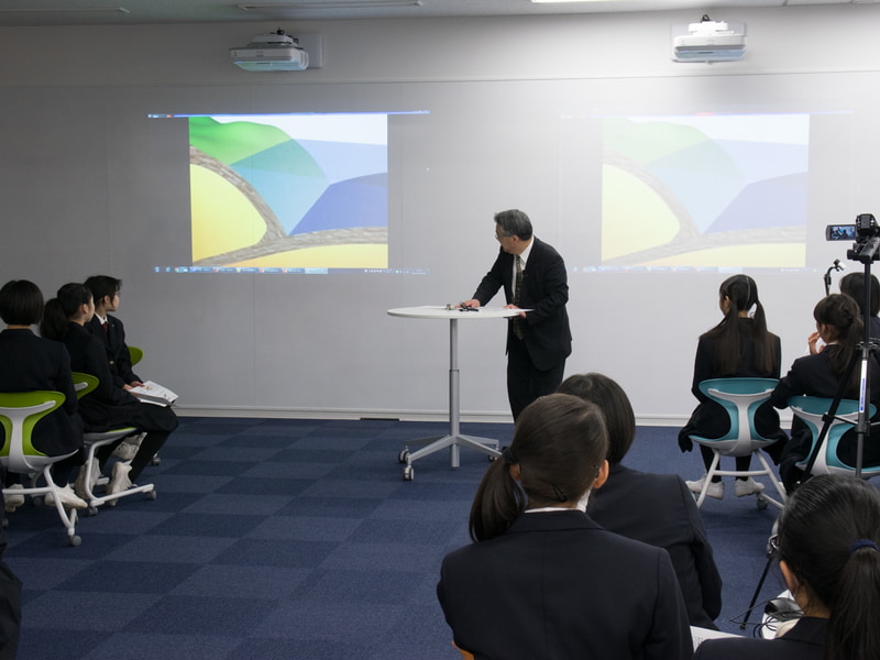 VRで3Dモデルを使った学習を行なう前に、プレートやマントル、火山の構造など、基礎的な知識についての座学を行ないました