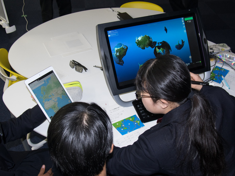 タブレット端末で表示した地図とzSpaceを併用して、ワークシートの課題を解いてく場面も
