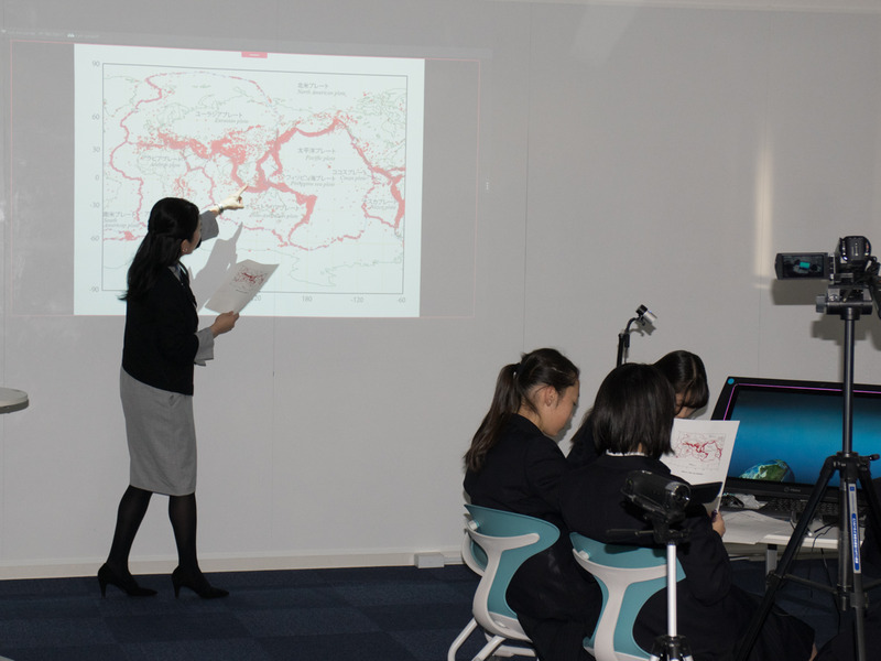 プレートと地震の分布に関する資料を示しながら、補足説明も行ないました