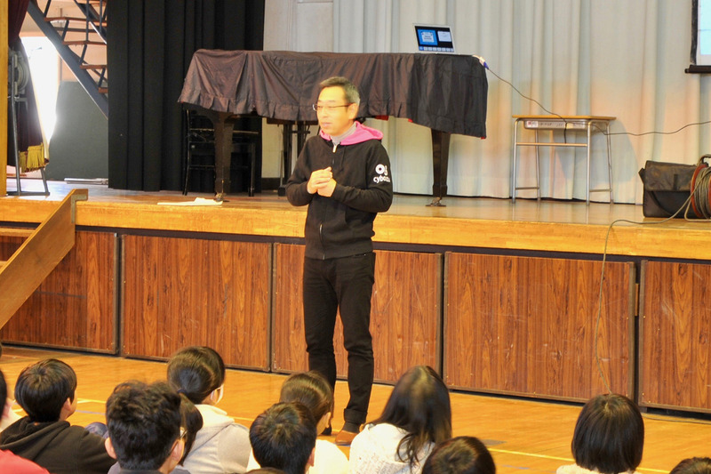 「龍太君と呼んで下さい」と挨拶する中村氏と聞き入る児童たち