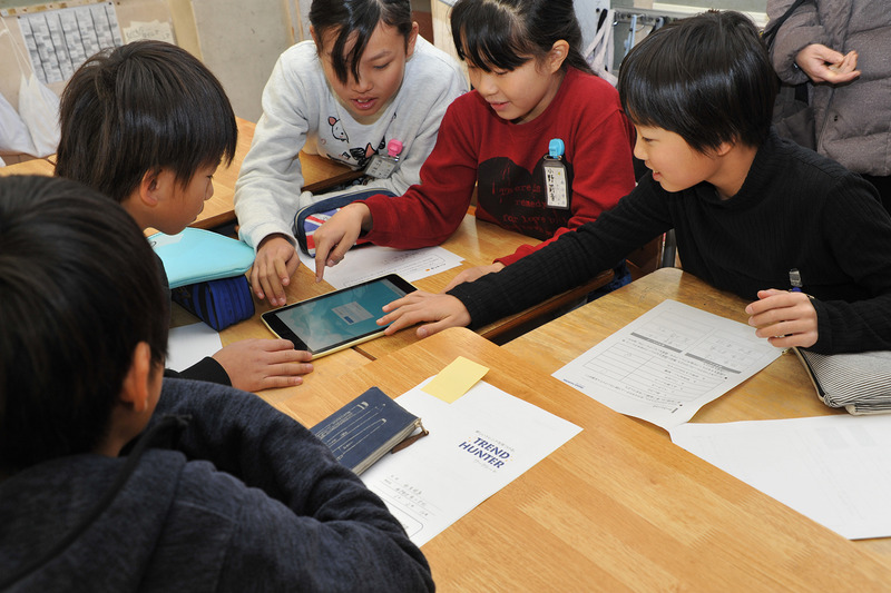 キントーンの画面をはじめて触る児童たち