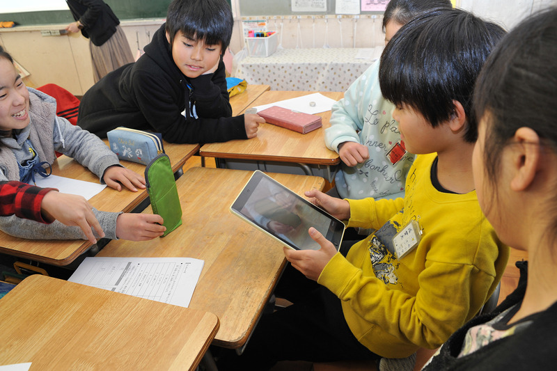 タブレットで撮影をしながらインタビューを入力していく