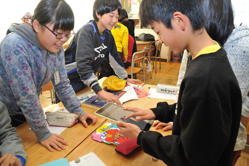 タブレットで撮影をしながらインタビューを入力していく