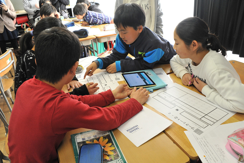 トレンドの分析をグループごとに活発に行う児童達