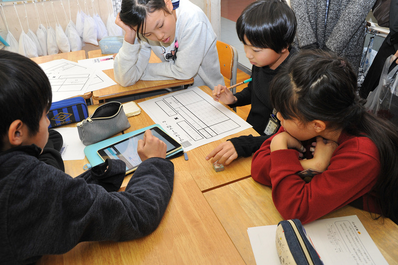 トレンドの分析をグループごとに活発に行う児童達