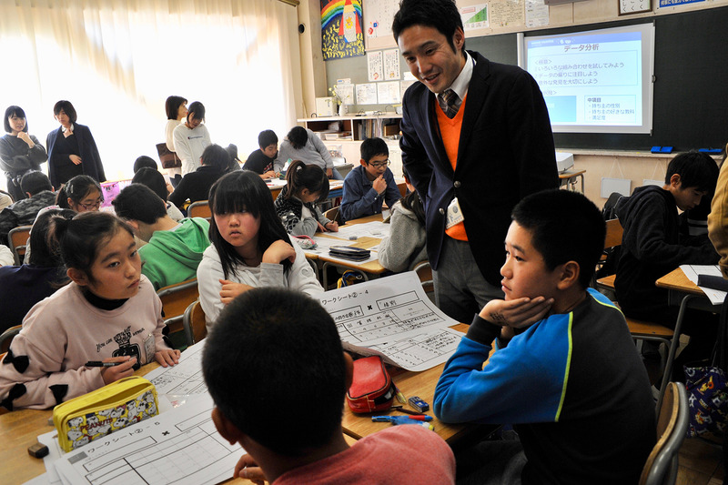 グループの中で生まれた気づきに驚かされる担任の山下先生