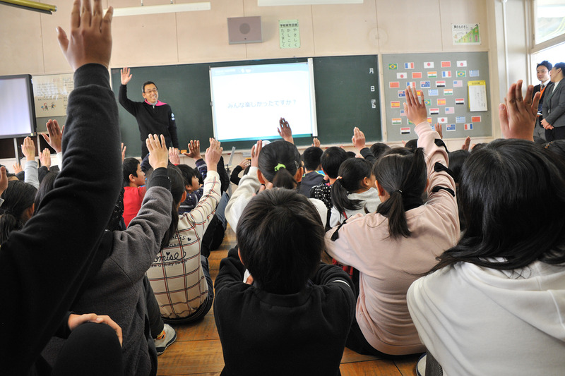 中村氏の問いに元気よく手を上げる児童たち