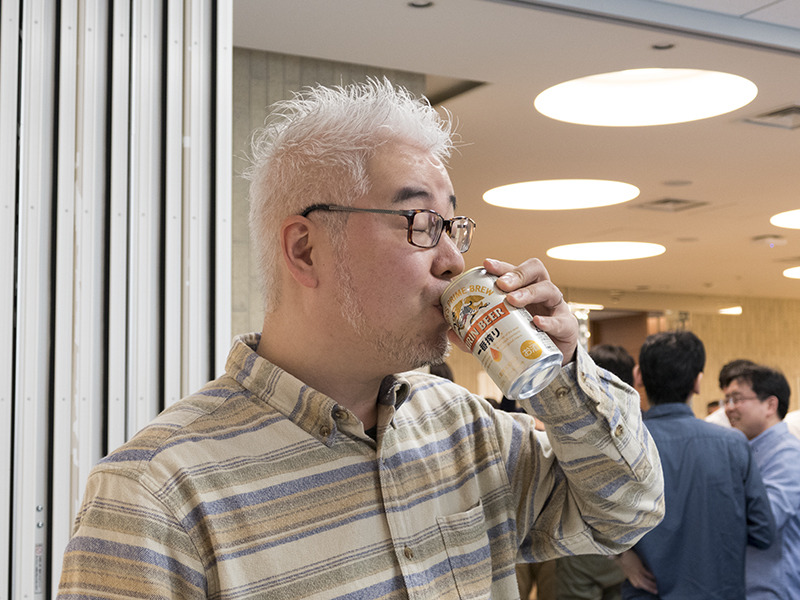 ビール片手にご機嫌の銀髪さん
