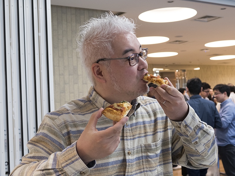 ドレッシングをかけたピザを両手にほおばるブタ野郎。ほぼ「うまい！」「濃い～！」を連呼してました