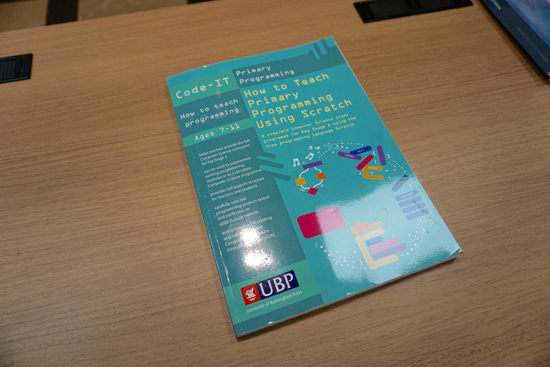 上記は鵜飼氏が紹介したプライマリースクール向け「Scratch」の指導者用テキストブック。イングランドでは教材会社や出版社から多数、コンピューティングに関するテキストが販売されているという