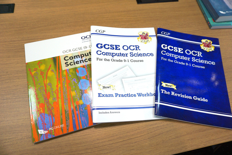 14歳以降、コンピューティングを選択した生徒が学ぶGCSEコンピュータサイエンスのテキスト。多くの教材会社からテキストが出ているという。GCSEにおけるコンピューティングの試験は、点数の80％が記述式、残り20%はプログラミングで条件を満たした成果物を作成するというもの