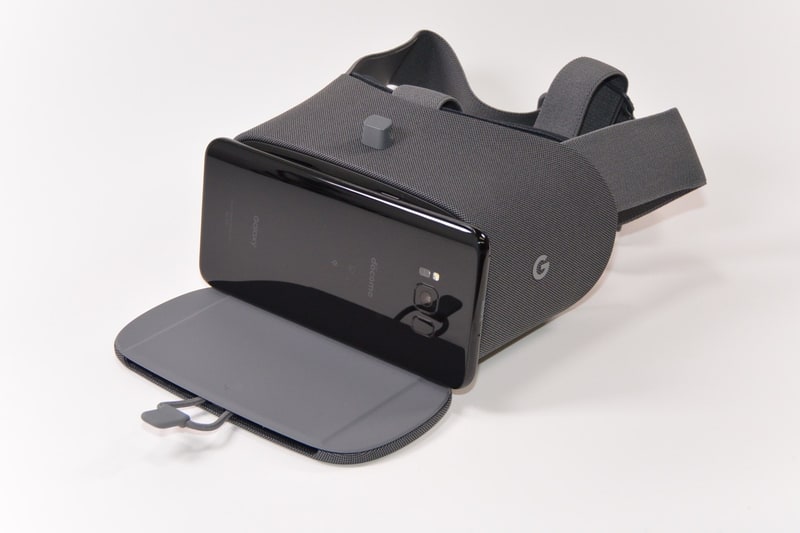 ゴム製の留め具をフックからはずし、スマホの画面をレンズ側にして挟み込むようにセットする。6.2型と大画面の「Galaxy S8+」も問題なくセットできた