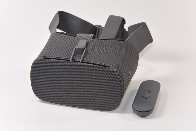Google Daydream Viewは、Googleストアで1万2000円で発売中。ゴーグルと充電式のモーションコントローラーがセットになっている。国内モデルはカラーがチャコールのみだ