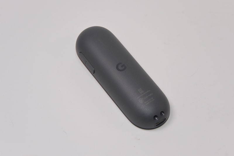 コントローラーはUSB type-Cの充電式。背面にはストラップホールもあり、ストラップが取り付けできるようになっている