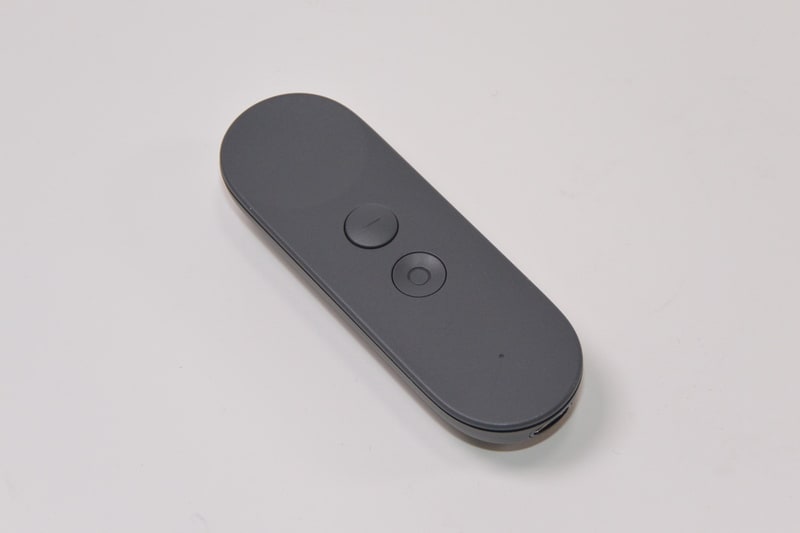 コントローラーの先端にはタッチパッドを兼ねたメインボタン、真ん中には「－」と書かれた凸状の戻るボタン、一番下には「○」と書かれたホームボタン、右サイドには音量ボタンがある