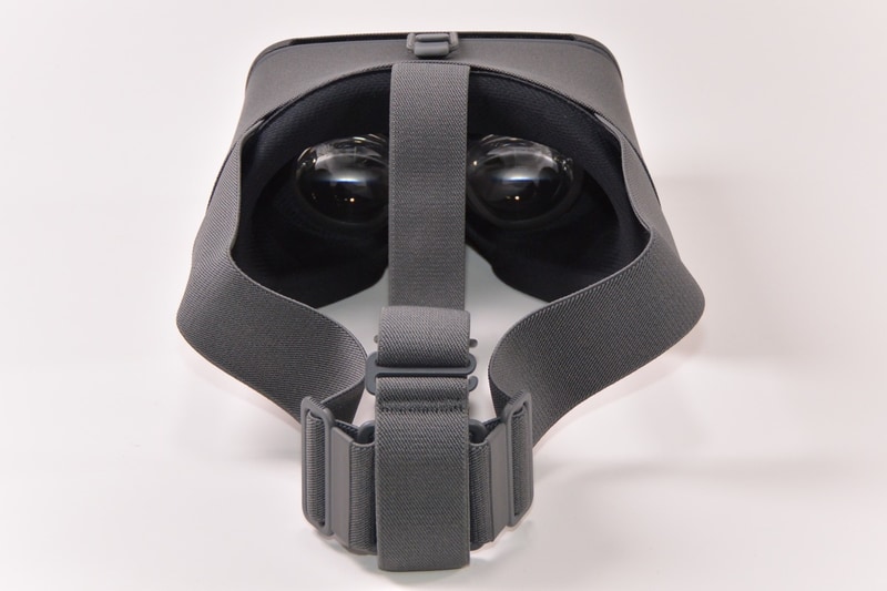 顔に当たる部分には、柔らかだがしっかり弾力のあるクッション素材が用いられていて、装着時に光が入りんくいように工夫されている。他のVRゴーグルに比べると幅が細めなので、メガネを着用したままの装着は難しそうだ