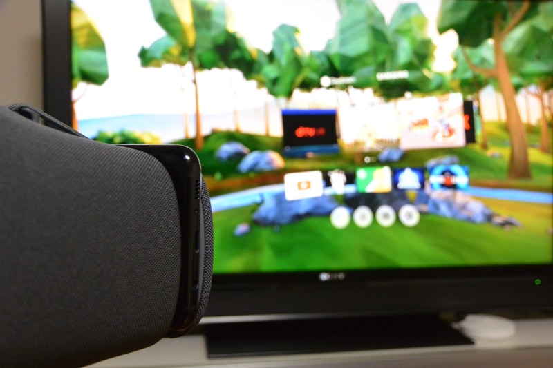 DaydreamはChromecastへのキャスト（出力）にも対応。自分が見ているVRの世界を、簡単に周囲の人と共有できる機能も備えている