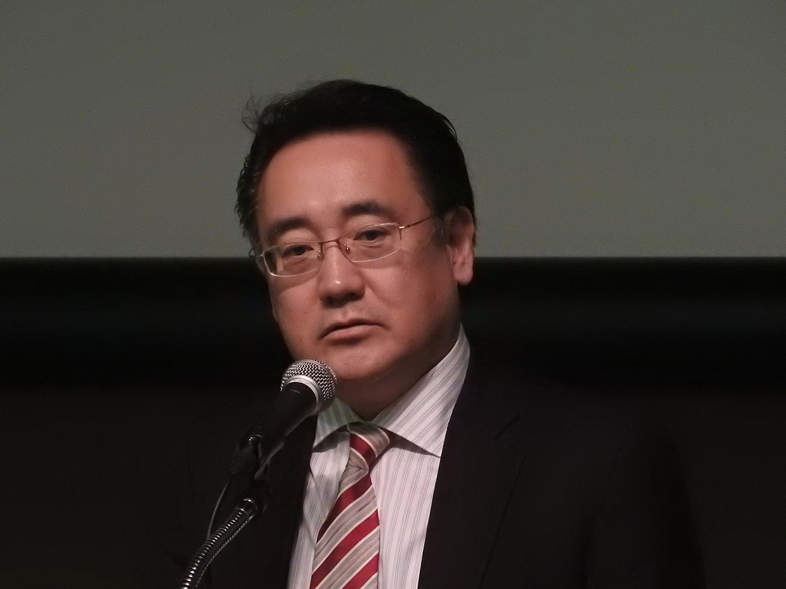 経済産業省商務情報政策局審議官の前田泰宏氏が賛辞を贈った。その中で前田氏は、「2020年のオリンピック/パラリンピックの後に、何を日本に残すのかといったときに、ソーシャルシステムの変更を次々と行ういうことでBeyond 2020の準備をしています。その中の最大の問題がヒューマンウェアです。これまでやってきた教育をどこかで再構築する必要があると思っています。」と語った