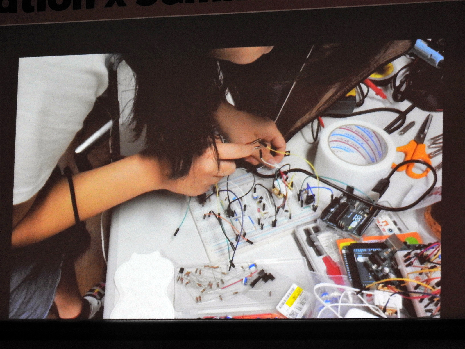 デジタルネイチャー研究室の学生の様子。ブレッドボードやArduinoを使ってプロトタイピングで研究を進めている