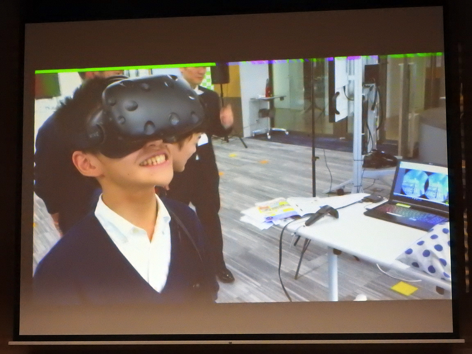 品田氏が紹介したVRを活用した教育の様子