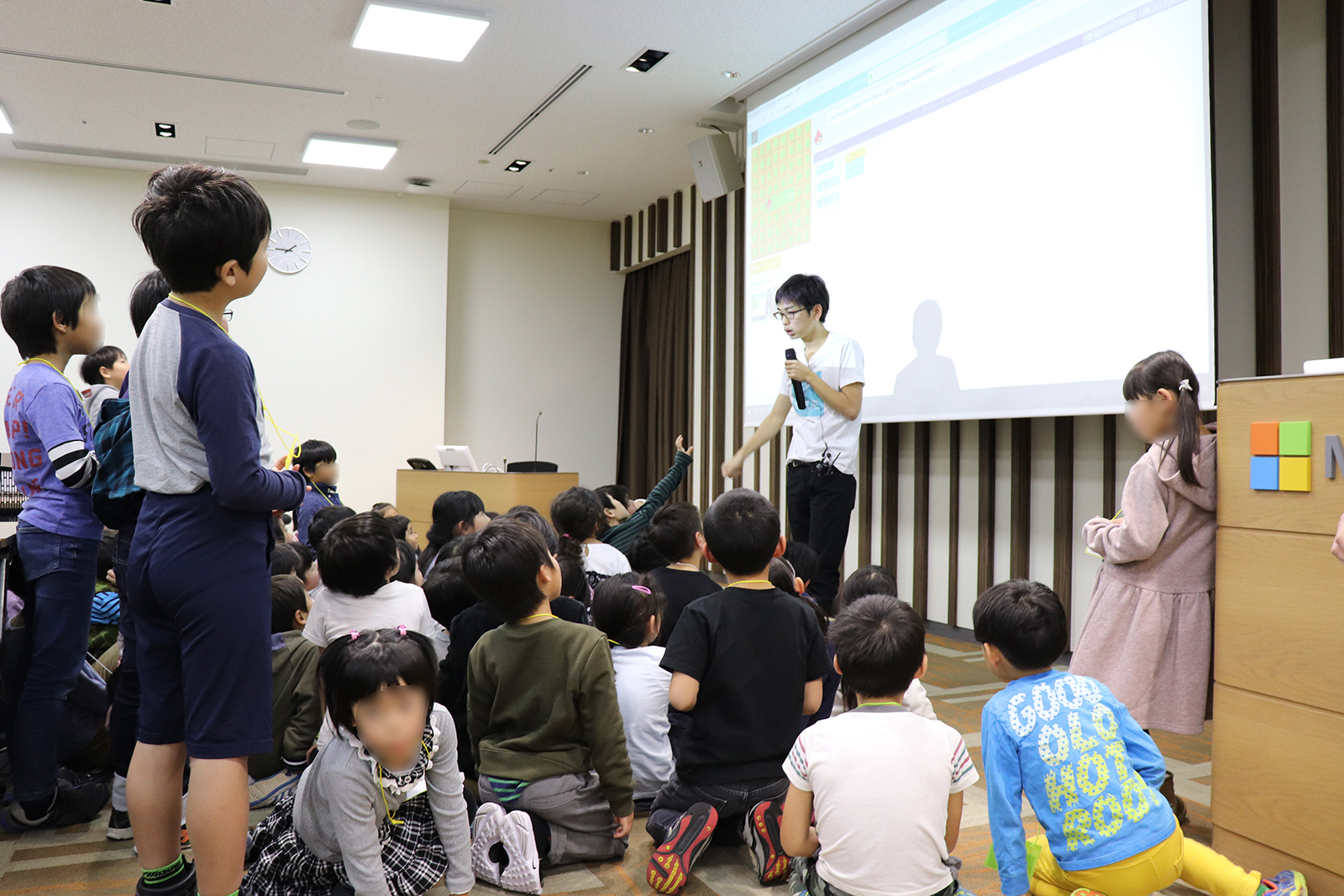 利根川代表とプログラミングの解法について積極的に意見を交換する子どもたち。ここでも子どもたちが主役。とかくプログラミングについては、自分自身の思考のみで考えることが多いが、子どもたちが積極的に意見を交換し、試行錯誤して答えを導くことも大切だ