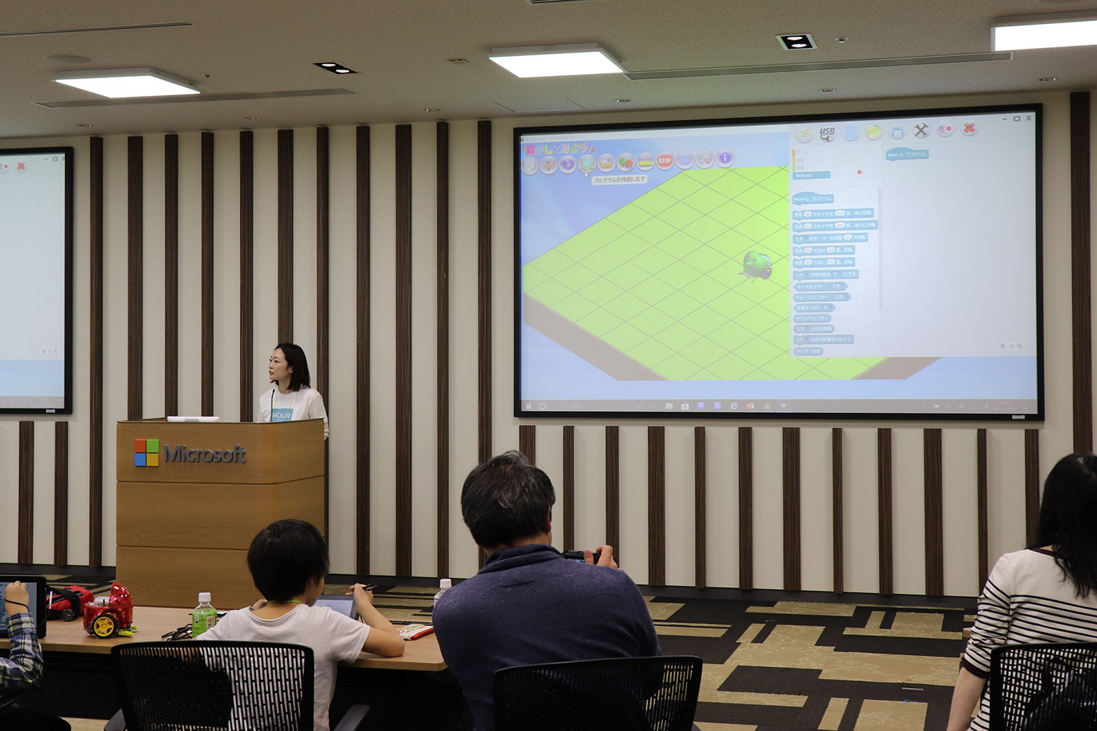 ブロックプログラミング言語でロボットのプログラムを行う。作成したプログラムは、タブレットで動作させるだけではなく、実際のロボットで動かすことができる