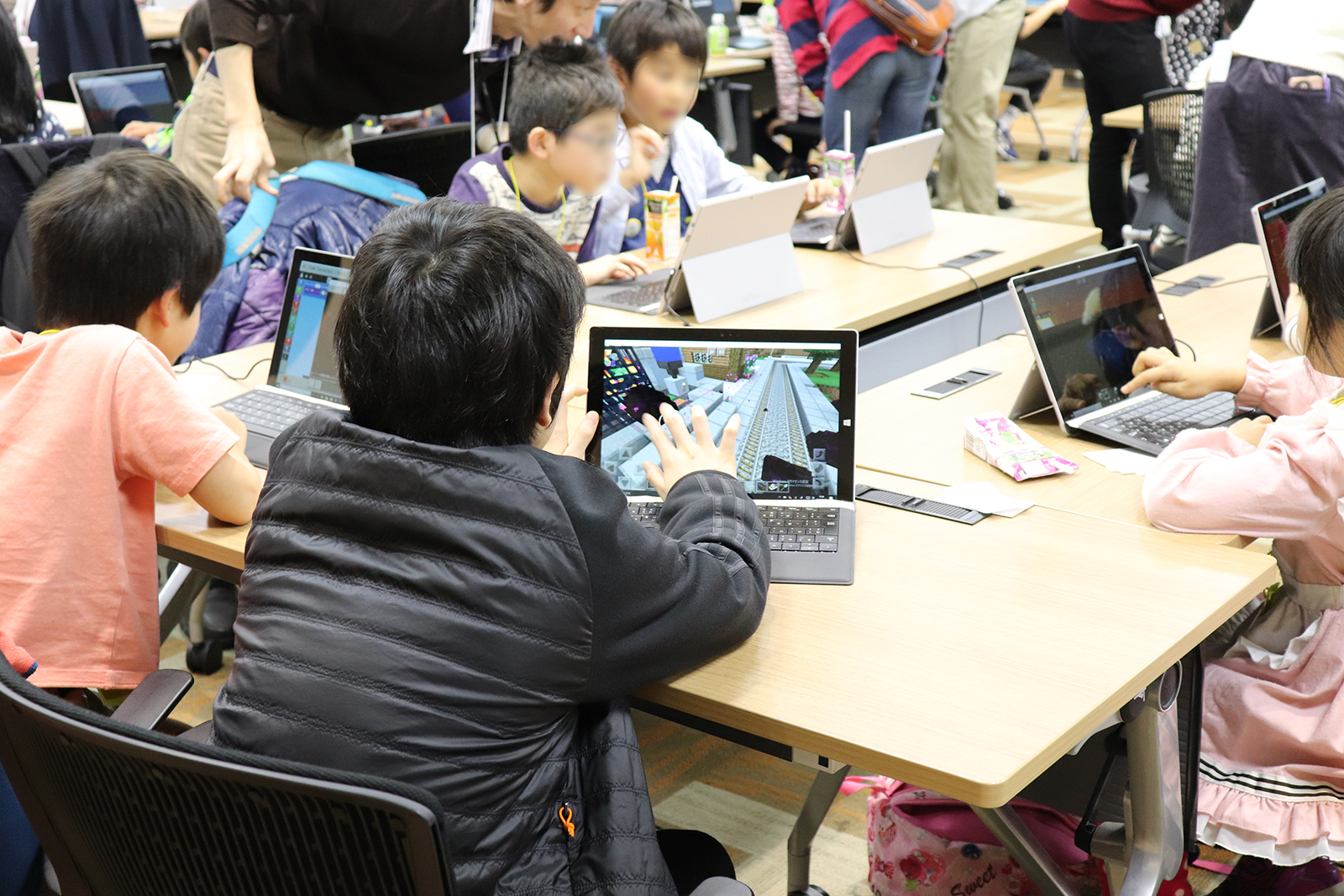 さっそくMinecraftで遊び始める子どもたち。すでにプレイしたことがある子どもたちは、さっそくブロックで色々なものを作り始めていた