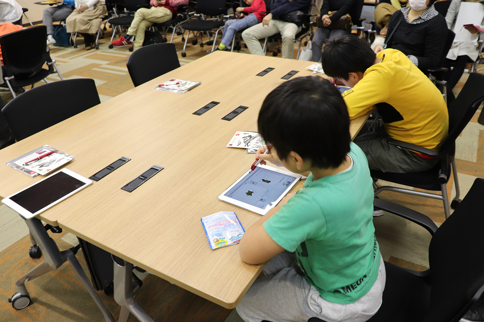 Adobeのワークショップでは自分で描いた絵をScratchで動かすプログラムを作成した。Adobe Drawで一生懸命絵を描く子どもたち