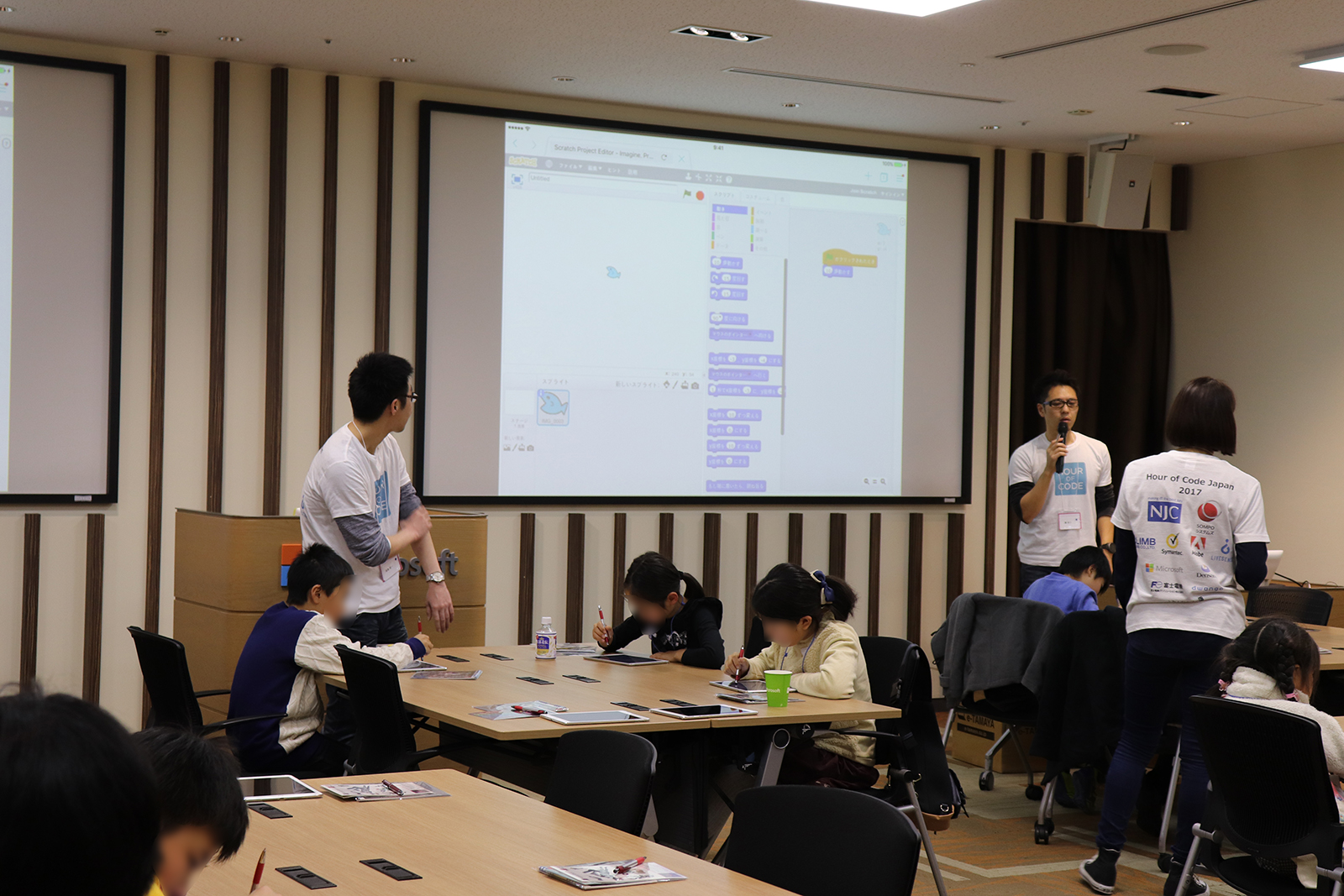 タブレットを使って絵を描いたら、描いた絵をScratchで動かす。真剣に作業をする子どもたち