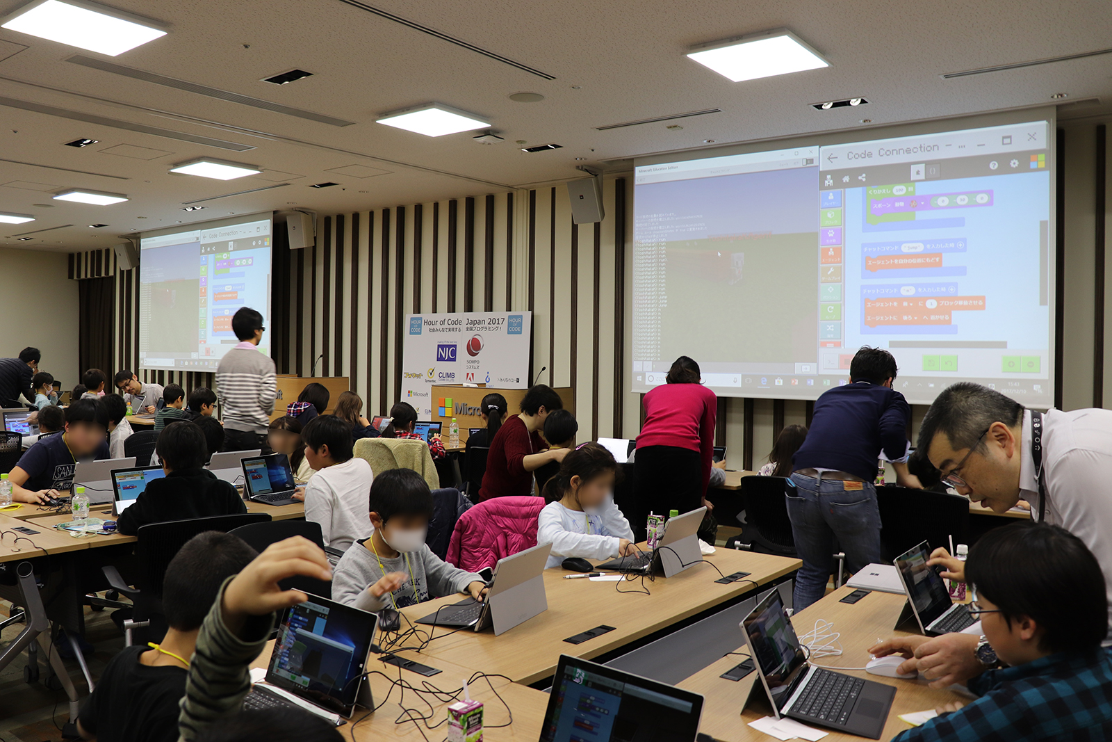 Code connection for Minecraftを使うと、さまざまなプログラミング言語を使ってMinecraftの世界でプログラミングをすることができるようになる。画面に表示されているMakeCodeはMicrosoftが開発したScratchライクなブロックプログラミング言語。ループや条件分岐などのブロックを配置してプログラミングを行う