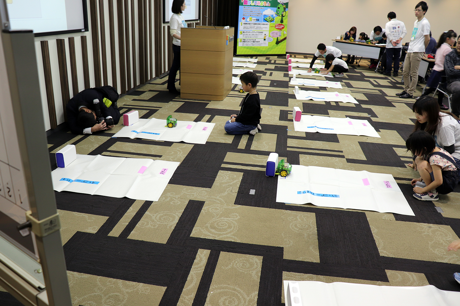 試行錯誤しながらロボットを動かしてみる。思い通りに動いたときは、思わず「やった！」