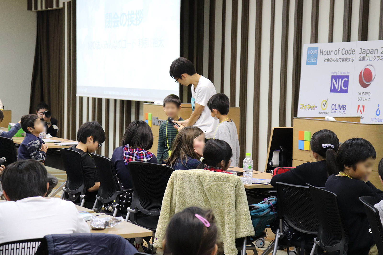 参加した子どもに感想を聞く利根川氏、「今日はどうでしたか？」と質問をされた子どもは、「いろいろ考えられてとても楽しかった」と答え、「もっとプログラミングをやってみたい？」と聞かれると「うん！」と元気よくうなずいていた