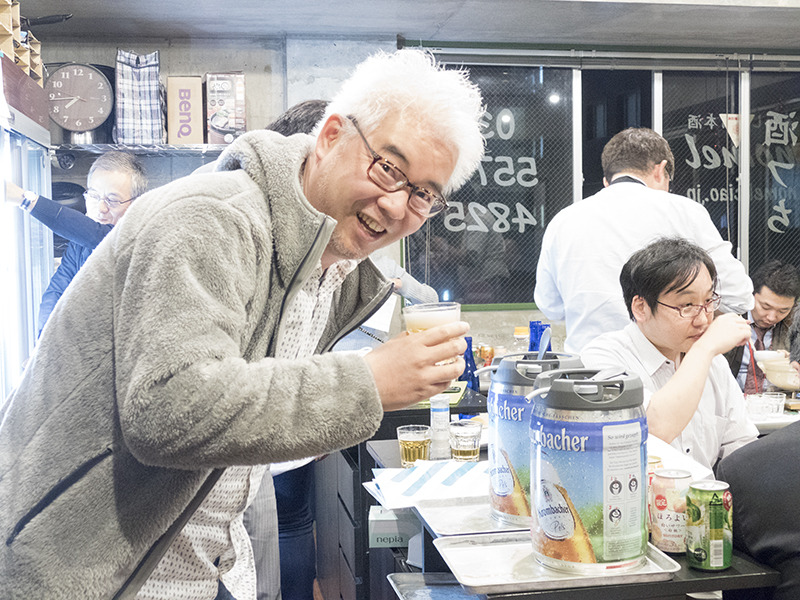 最初から最後まで「クロンバッハー樽生ビール」を飲み続けた銀髪さん