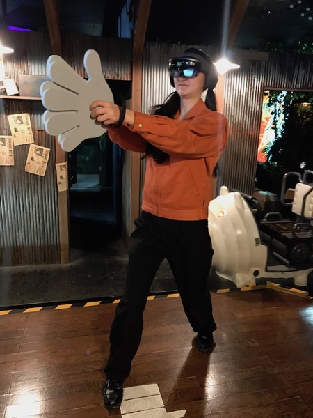プレーヤーはHoloLens、リストバンド型デバイス、そして「巨大な手のひら」を身につけて挑みます。後方に見えるのがライドです