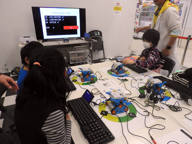フジテレビKIDS主催の「P-kiesプログラミングワークショップ IchigoJamでカムロボを動かそう!」の様子
