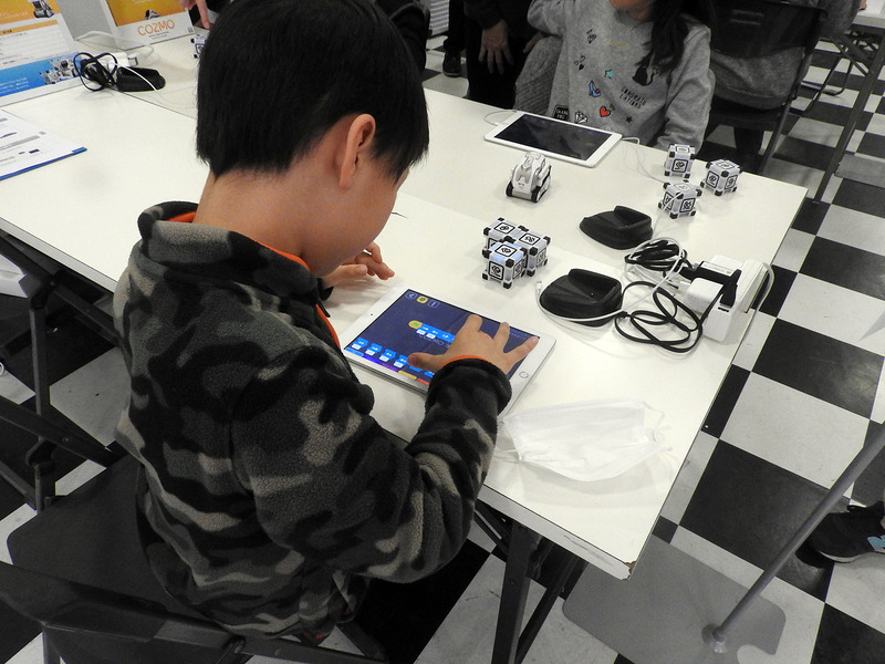 タカラトミーの人工知能搭載ロボット「COZMO」。タブレットを使ってプログラミングが可能